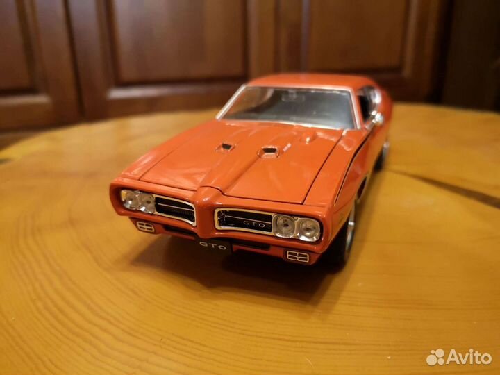 Коллекционные модели автомобилей 1/24