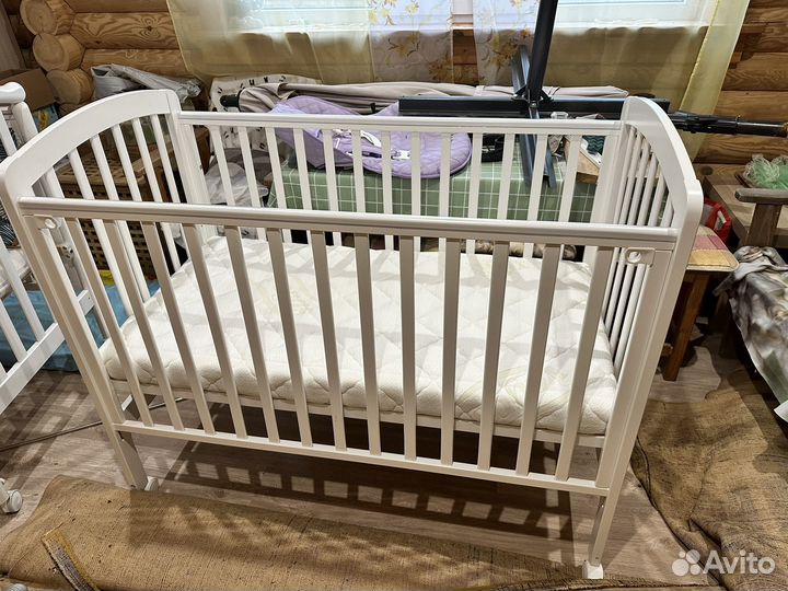 Детская кроватка с маятником