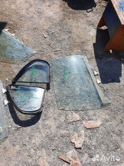 Стекло двери Nissan Maxima (A32) 1994-2000