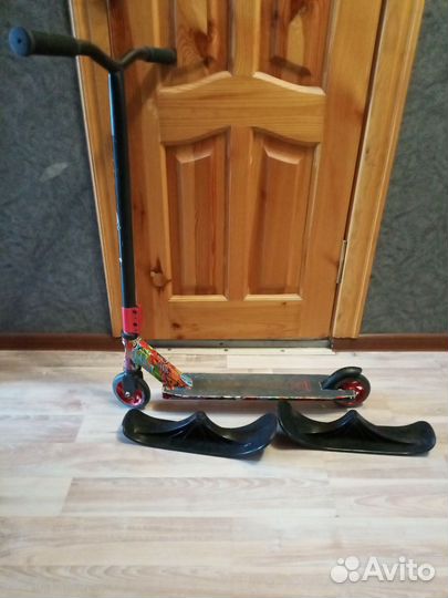 Самокат снегокат с лыжами трюковой