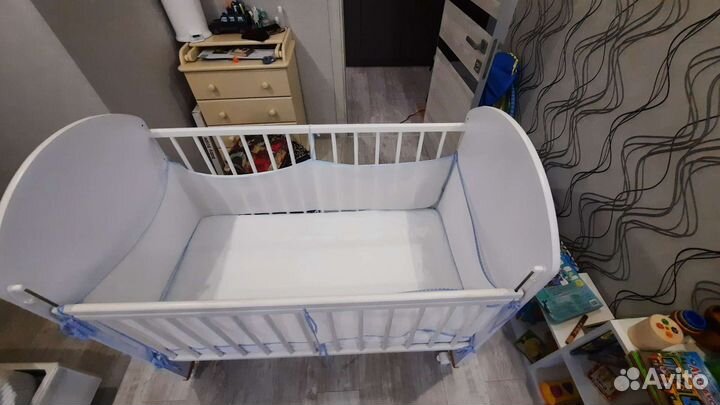 Детская кроватка с матрасом и бортиками