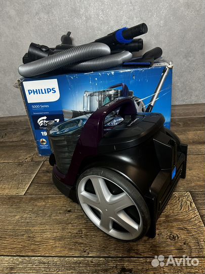 Мощный плыесос Philips безмешковый