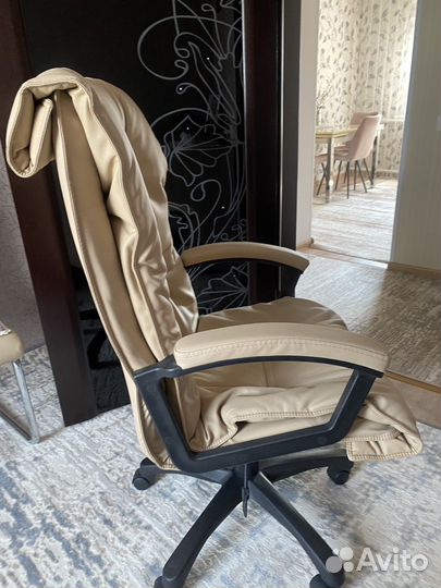 Офисное кожаное кресло