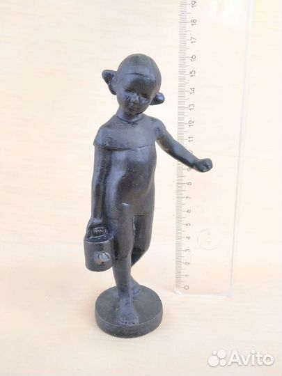 Чугунная статуэтка Девочка с лейкой