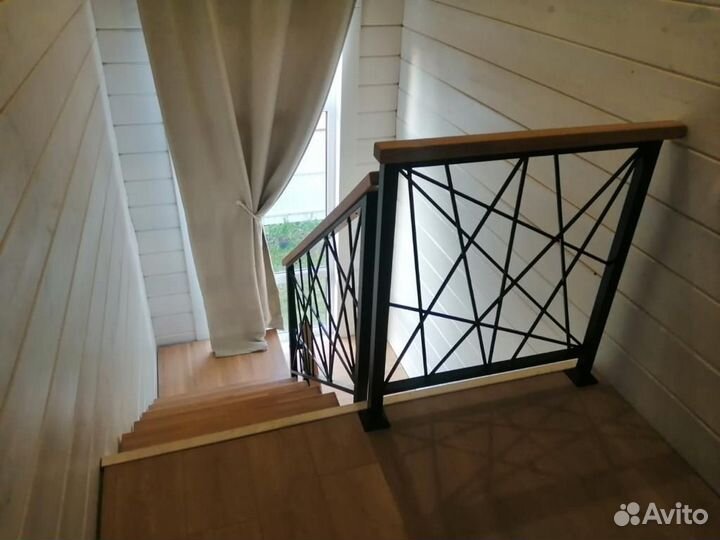 Металлическая лестница в дом