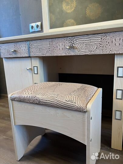 Тоюмо с зеркалом / Трильяж/туалетный стол