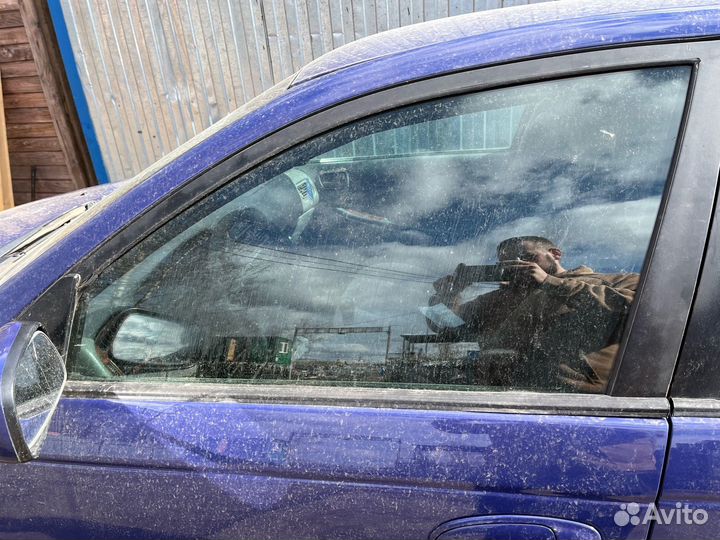 Переднее боковое стекло Toyota avensis T220