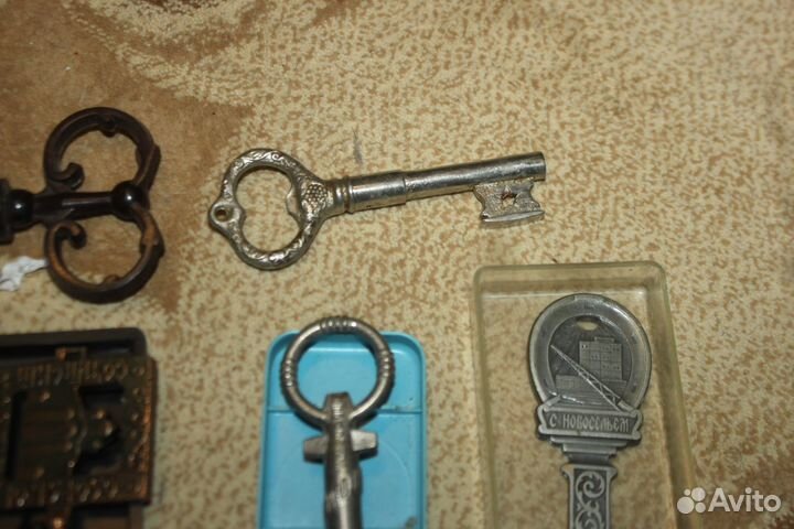 Ключи замковые с гербами городов ретро