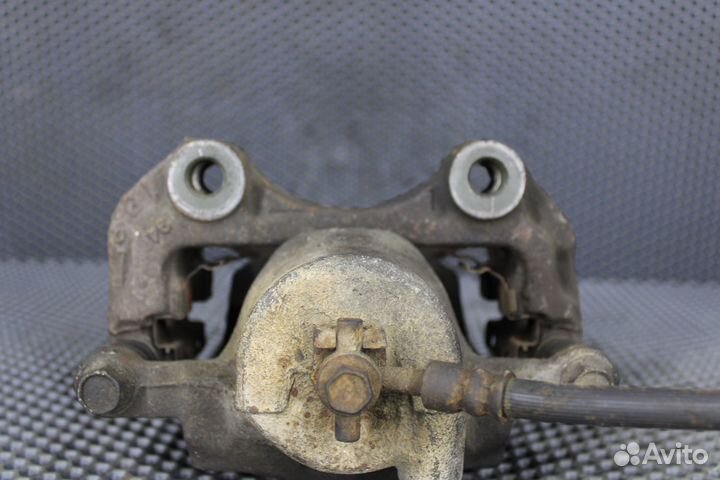 Суппорт тормозной передний левый Nissan Cefiro E-A