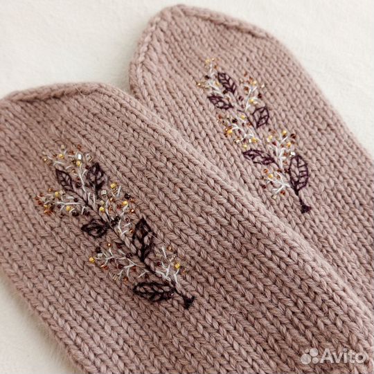 Варежки вязаные шерстяные с вышивкой