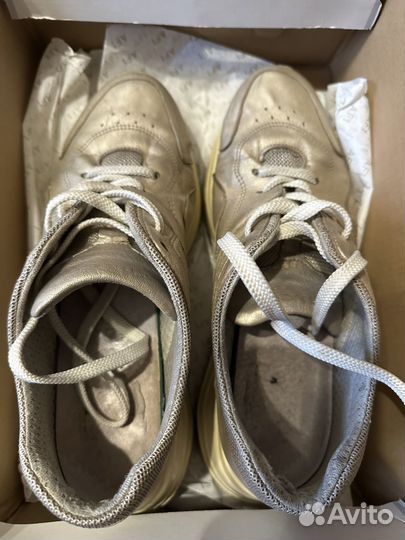 Кроссовки в коробке