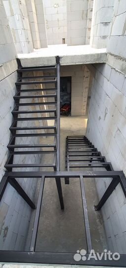 Металлокаркас для лестницы с площадкой
