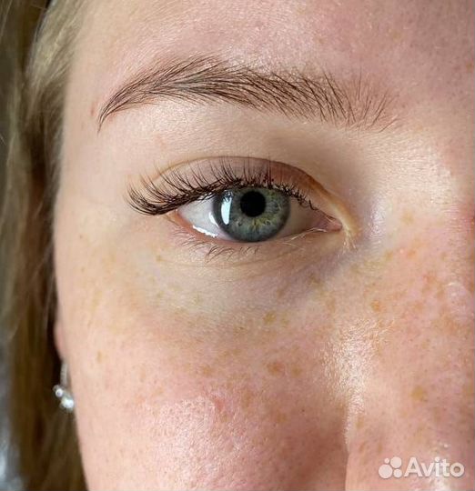 Модель на наращивание ресниц и лами бровей