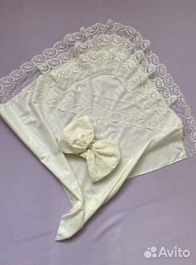 Пеленка-уголок на выписку с кружевами