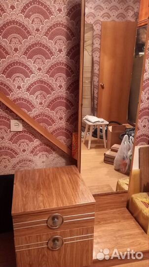 Трюмо с зеркалом