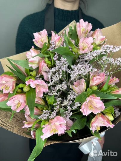 Букет альстромерии и лимониум