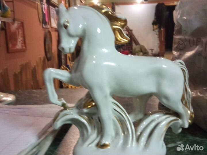 Фарфоровый конь
