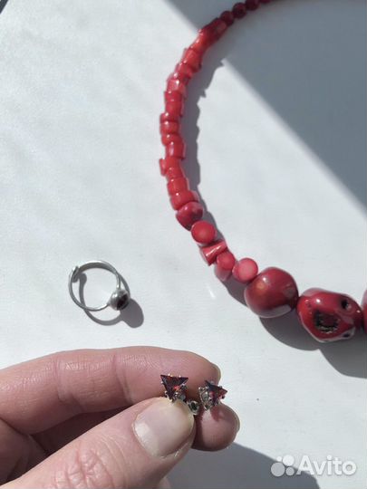 Красные украшения сетом: ожерелье коралл и другие