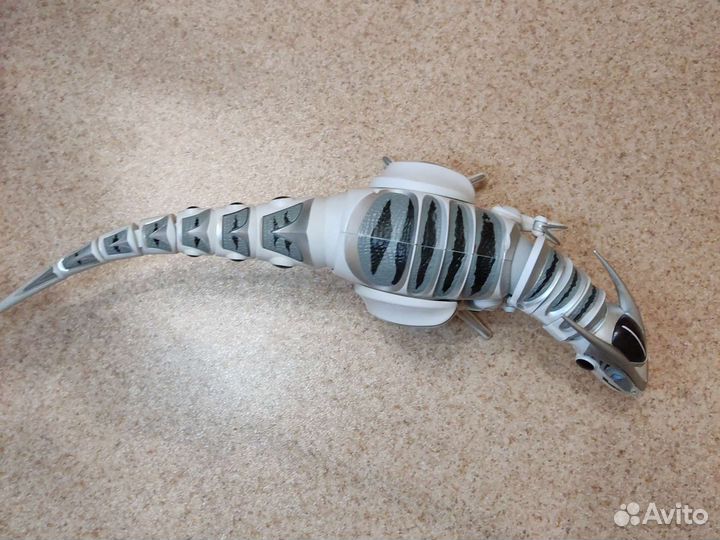 Большой динозавр на пульте управления