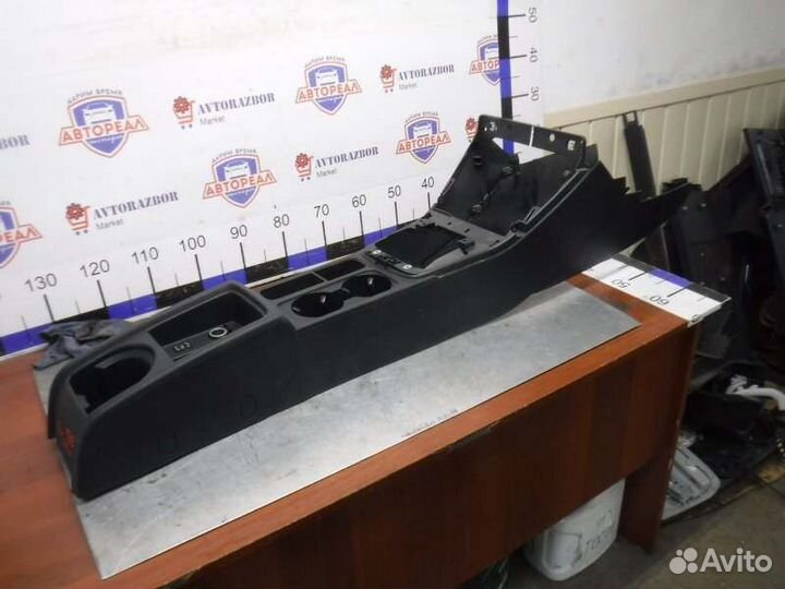 Консоль между сидений Volkswagen Tiguan cava 2009