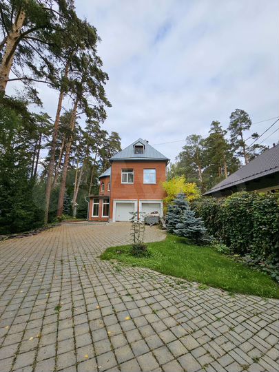 Коттедж 330 м² на участке 9 сот.