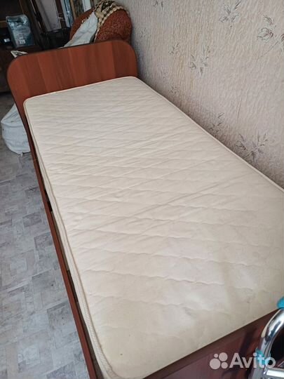 Кровать деревянная