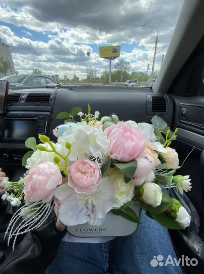 Подарок композиция из искусственных цветов декор