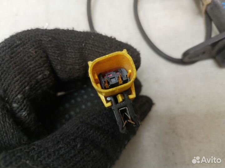 Пиропатрон капота