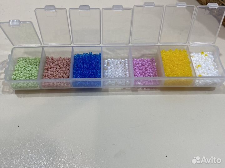Бисер. 4 контейнера