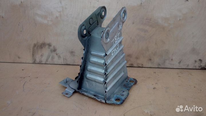 Кронштейн переднего усилителя левый Зафира Б