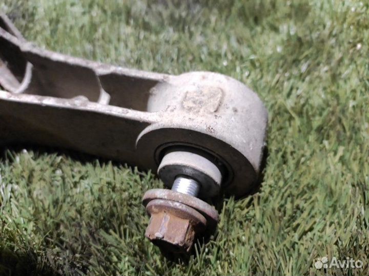Рычаг подвески нижний задний левый Nissan Stagea