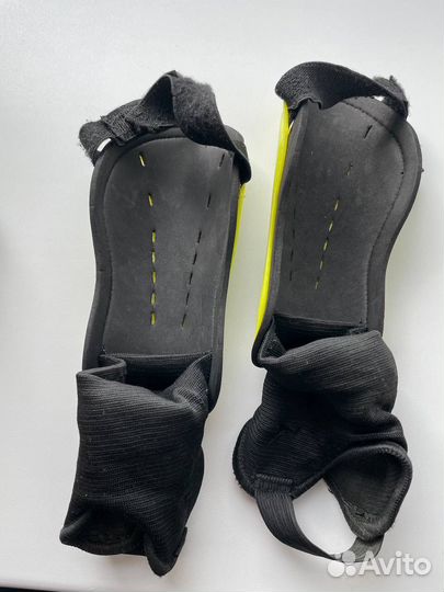 Щитки футбольные