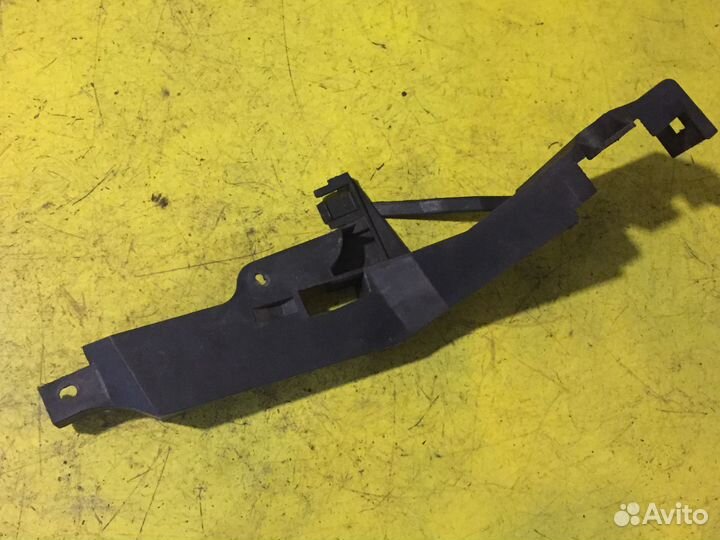 Кронштейн замка двери передней левой Ford Focus 1