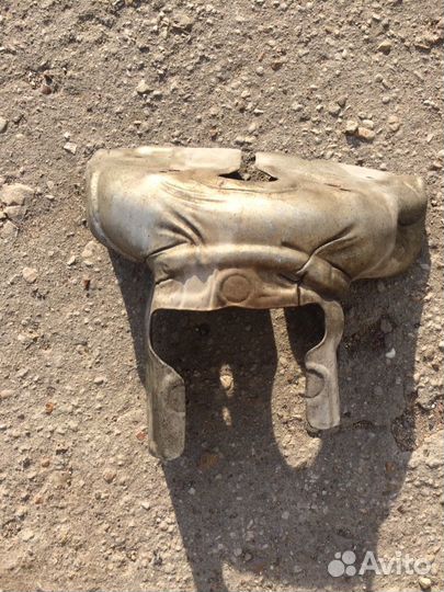 Тепловой кожух выпускного коллектора Пежо 206