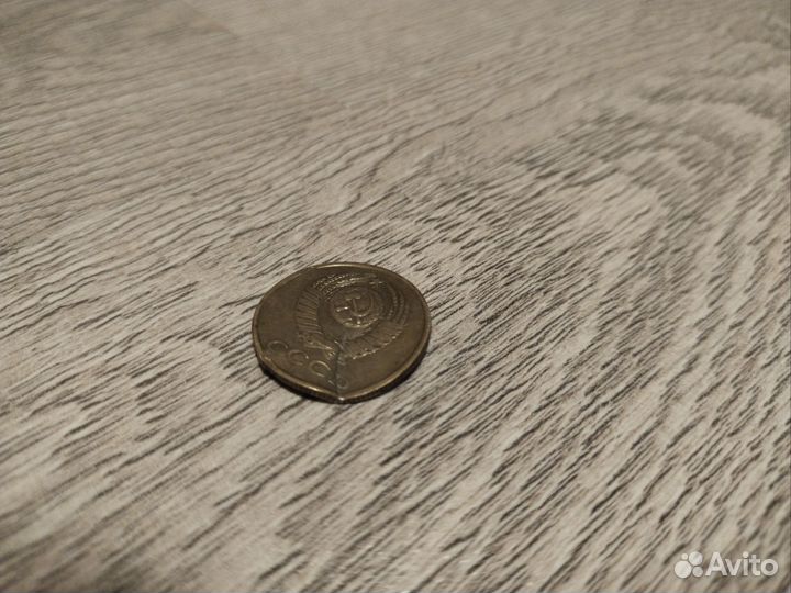 Шкатулка с монетками и банкнотами