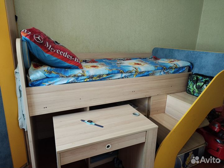 Детская кровать чердак со столом и шкафом