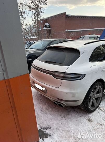 Задняя дверь и фары на Porsche Macan