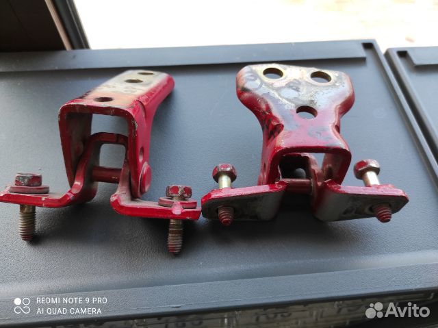 Петля двери