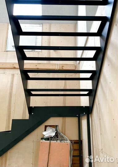Лестница с забежными ступенями под ключ