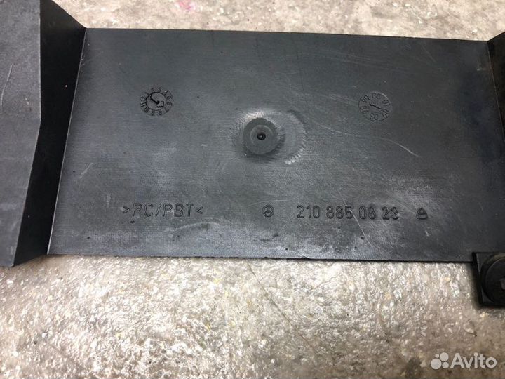 Заглушка в решетку переднего бампера Mercedes-Benz