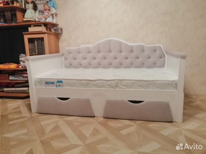 Детская кровать с мягкой спинкой