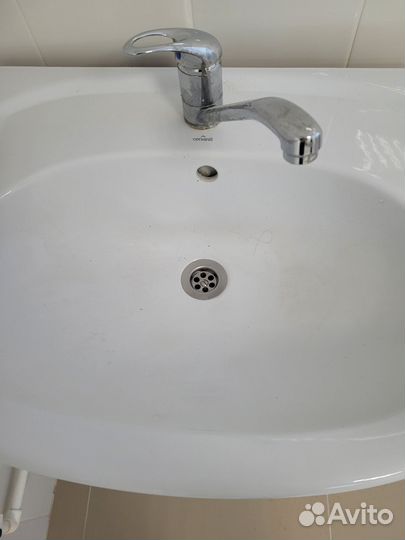 Тумба с раковиной и смесителем