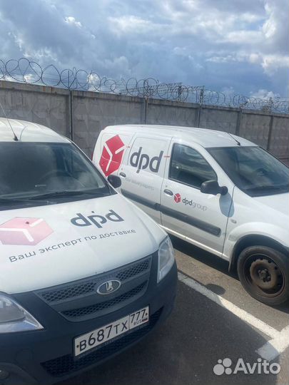 Водитель со своим грузовым автомобилем