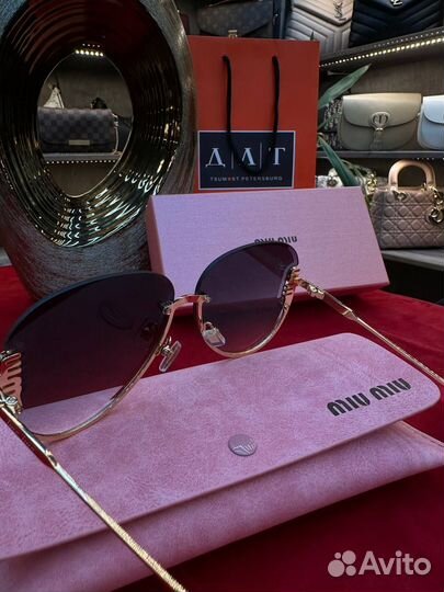 Солнцезащитные очки Miu Miu