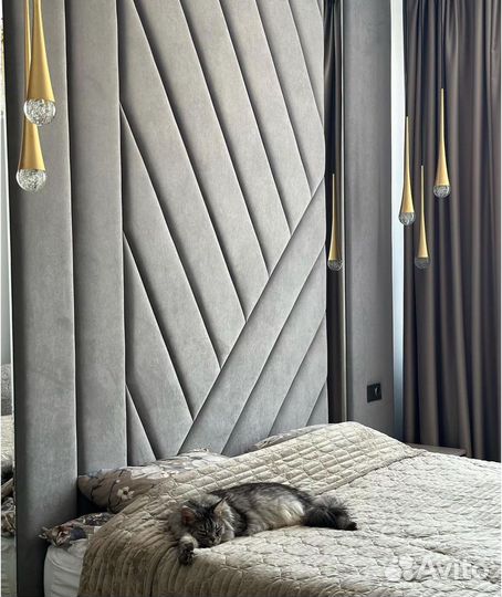 Кровать и мягкая стеновая панель