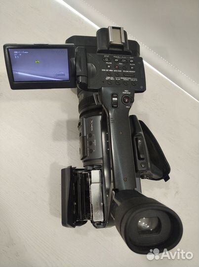 Профессиональная видеокамера Sony DCR-VX2200