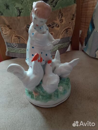 Статуэтка девочка кормит кур
