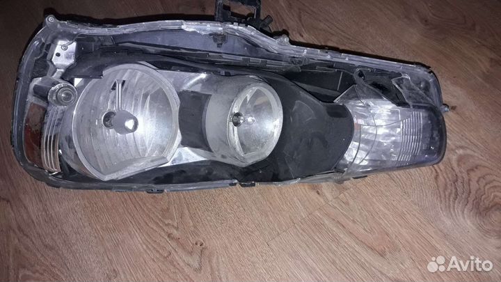Левая фара на Митсубиси Лансер 10