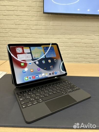 iPad Air (5th Generation) Wi-Fi + Cellular 256 GB