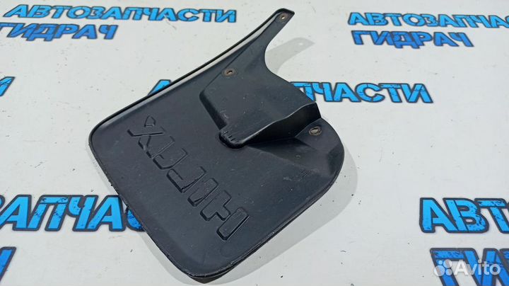 Брызговик передний правый Toyota Hilux, 8 поколение 766210K140. Дефект